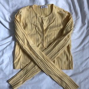 Yellow garage button up☀️